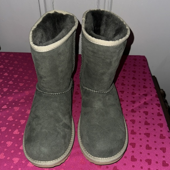 Brand New with tags Kids UGG size 5. Olive Green and beige. Box included. - Picture 4 of 6